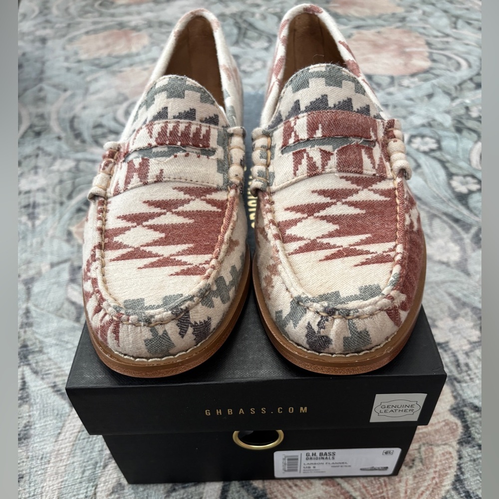 G.H. Bass
Weejun Loafers
Larson Flannel

Size 9
never worn
MSRP $175